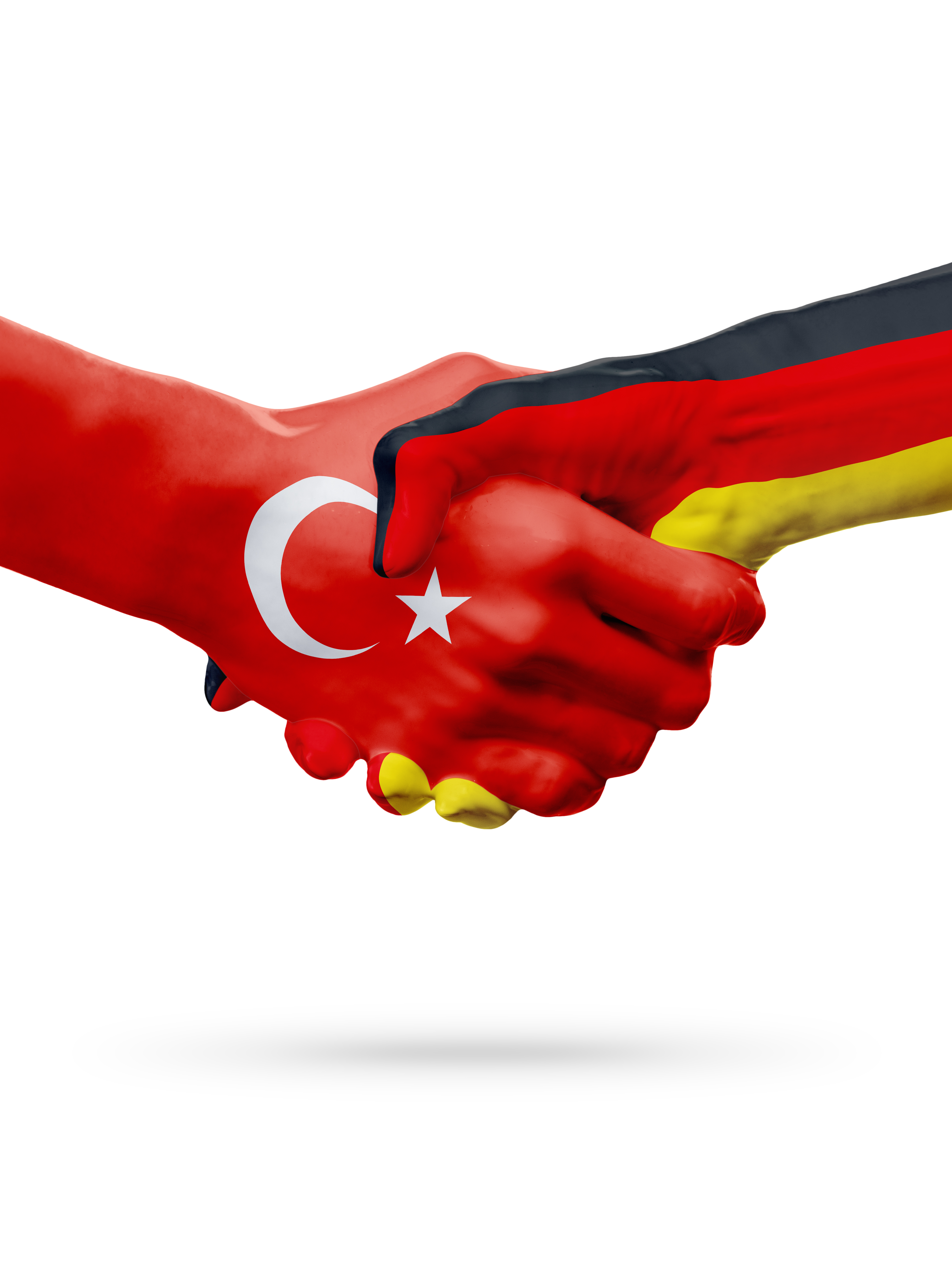 zwei Hände schlagen ein. Sie sind bemalt mit der türkischen und deutschen Flagge