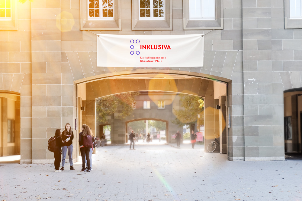 Foto Eingang Uni Mainz Campus mit INKLUSIVA-Banner
